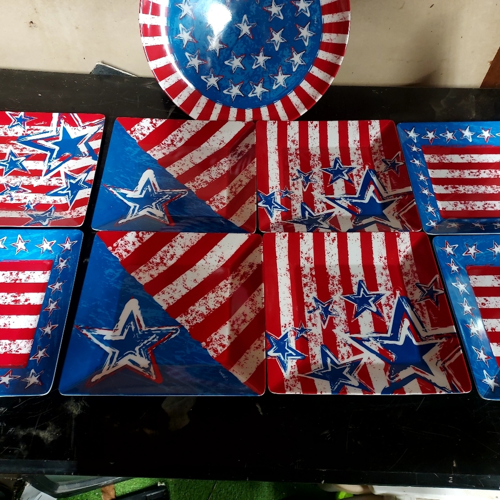 Patriotic dinner plates and serving plate.